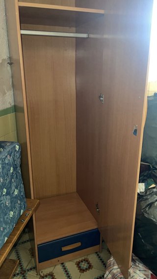 Armario alto de madera color beige