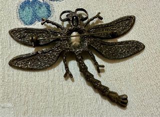 Broche libélula con pedrería