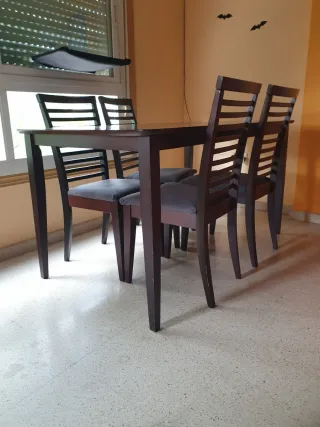 Mesa de comedor con 4 sillas
