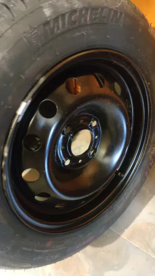 Rueda de coche Michelin y llanta 175/65 R14