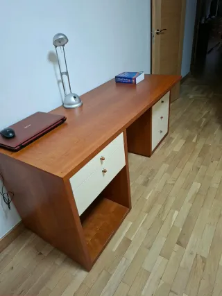 Escritorio de madera con cajones
