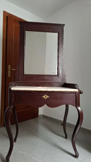 Tocador de madera y mármol