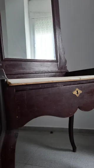 Tocador de madera y mármol