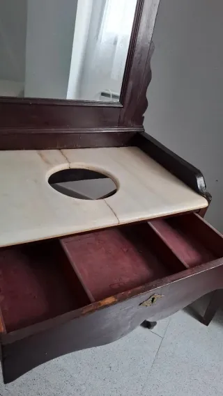 Tocador de madera y mármol