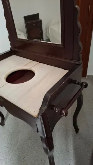 Tocador de madera y mármol