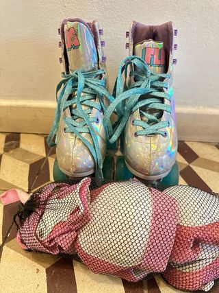 Patines 4 ruedas plateados y turquesa.  Talla 35.