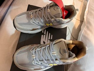 Zapatillas New Balance Beige/Gris, logo amarillo