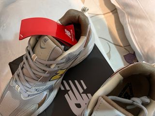 Zapatillas New Balance Beige/Gris, logo amarillo