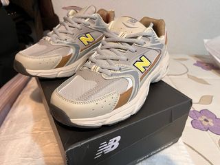 Zapatillas New Balance Beige/Gris, logo amarillo