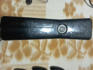 Xbox 360 Negro + 3 Mandos