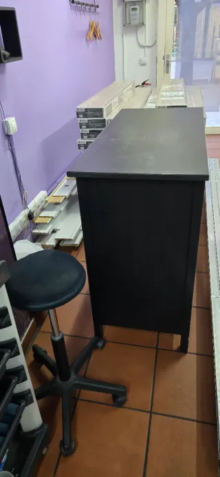 Mostrador recepción morado con diseño floral