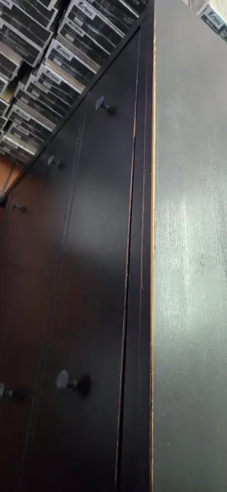 Mostrador recepción morado con diseño floral