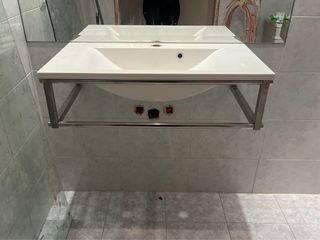 Lavabo blanco con soporte metálico