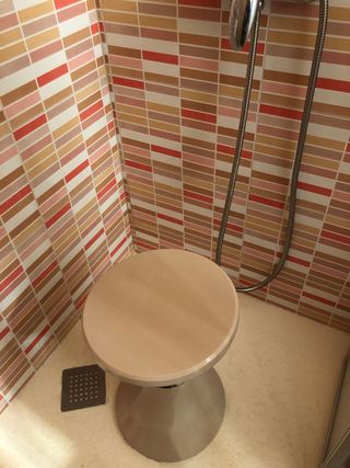 Taburete de ducha beige y plateado