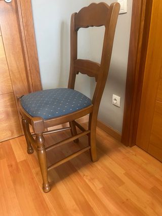 Mesa comedor madera y 6 sillas tapizadas.