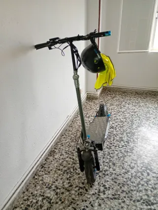 Patinete eléctrico estilo moto