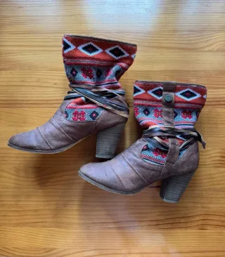Botines de tacón con estampado étnico