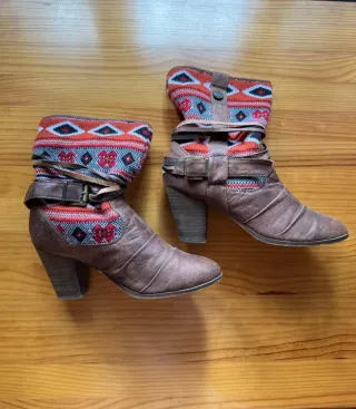 Botines de tacón con estampado étnico