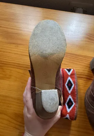 Botines de tacón con estampado étnico