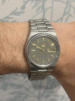 Reloj Seiko 5 Automático Gris y Plateado