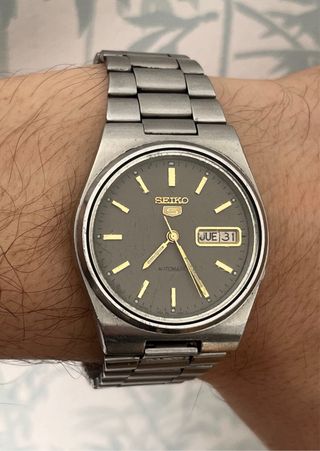 Reloj Seiko 5 Automático Gris y Plateado