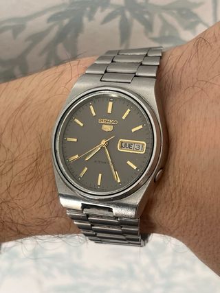 Reloj Seiko 5 Automático Gris y Plateado