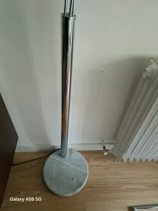 Lámpara de pie moderna plateada