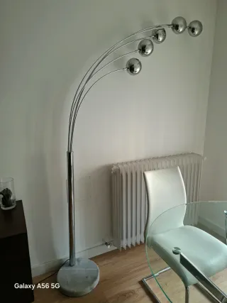 Lámpara de pie moderna plateada