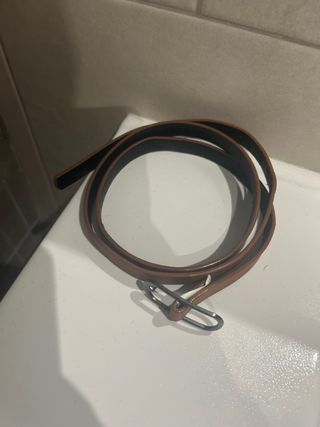 Cinturón estrecho marrón