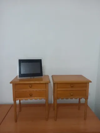 Mesita de noche de madera