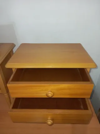 Mesita de noche de madera