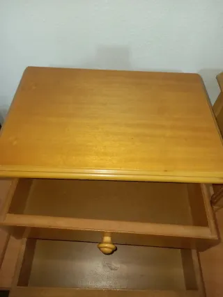 Mesita de noche de madera