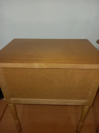 Mesita de noche de madera