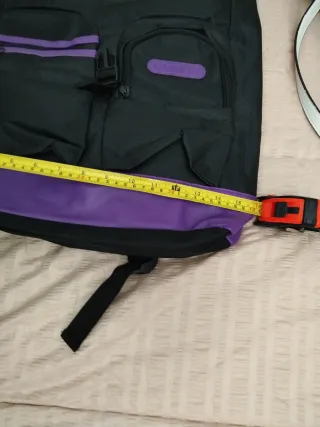 Mochila negra y morada