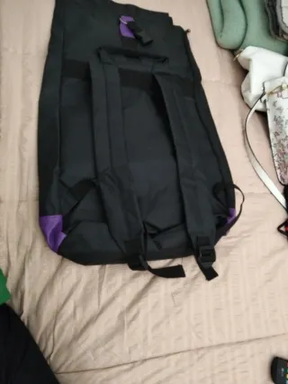 Mochila negra y morada