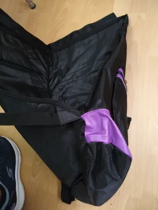 Mochila negra y morada