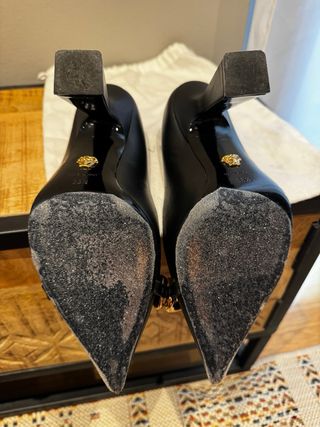 Zapatos Versace Negros con Cadena Dorada