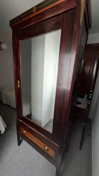 Armario madera con espejo y cajón.