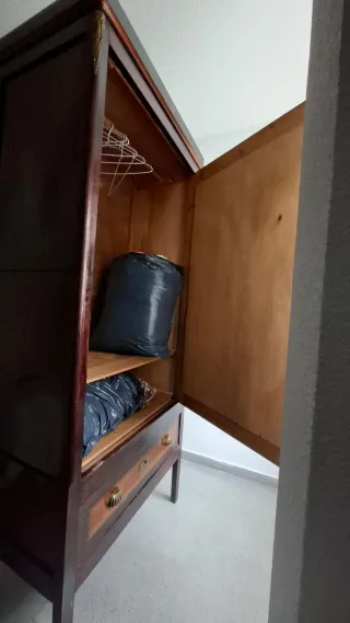 Armario madera con espejo y cajón.