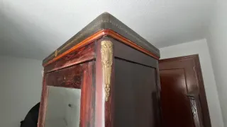 Armario madera con espejo y cajón.