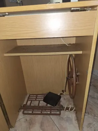 Máquina de coser antigua con pedal