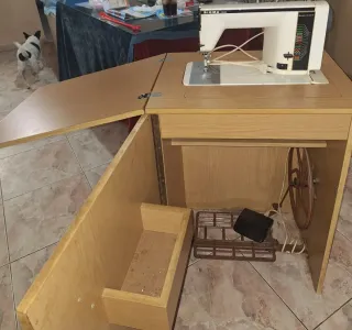 Máquina de coser antigua con pedal