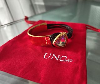 Pulsera Uno de 50 dorada con piedra
