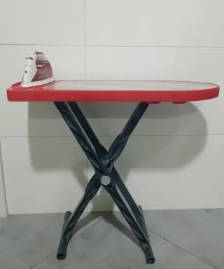 Tabla de planchar y plancha de juguete