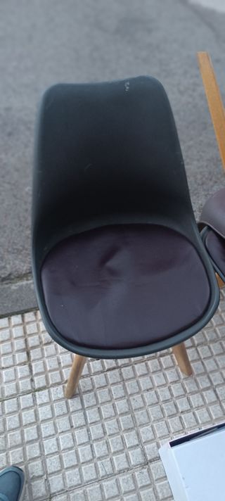 Sillas Nórdicas Negras y Marrones