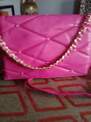 Bolso rosa acolchado con cadena dorada