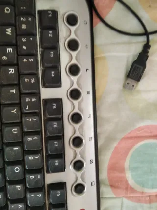 Teclado OKI USB Plata y Negro
