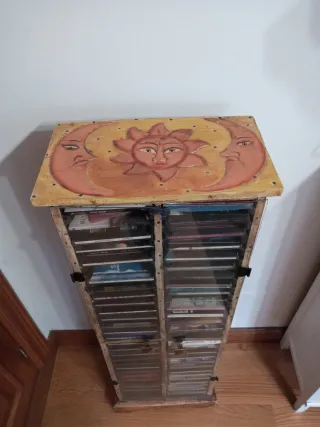 Mueble para CDs de madera .