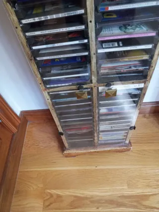 Mueble para CDs de madera .