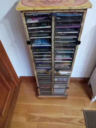 Mueble para CDs de madera .